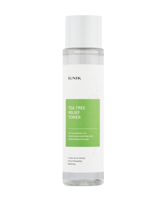 Flacone trasparente con tappo bianco. Etichetta verde e bianca con testo: IUNIK, Tea Tree Relief Toner.