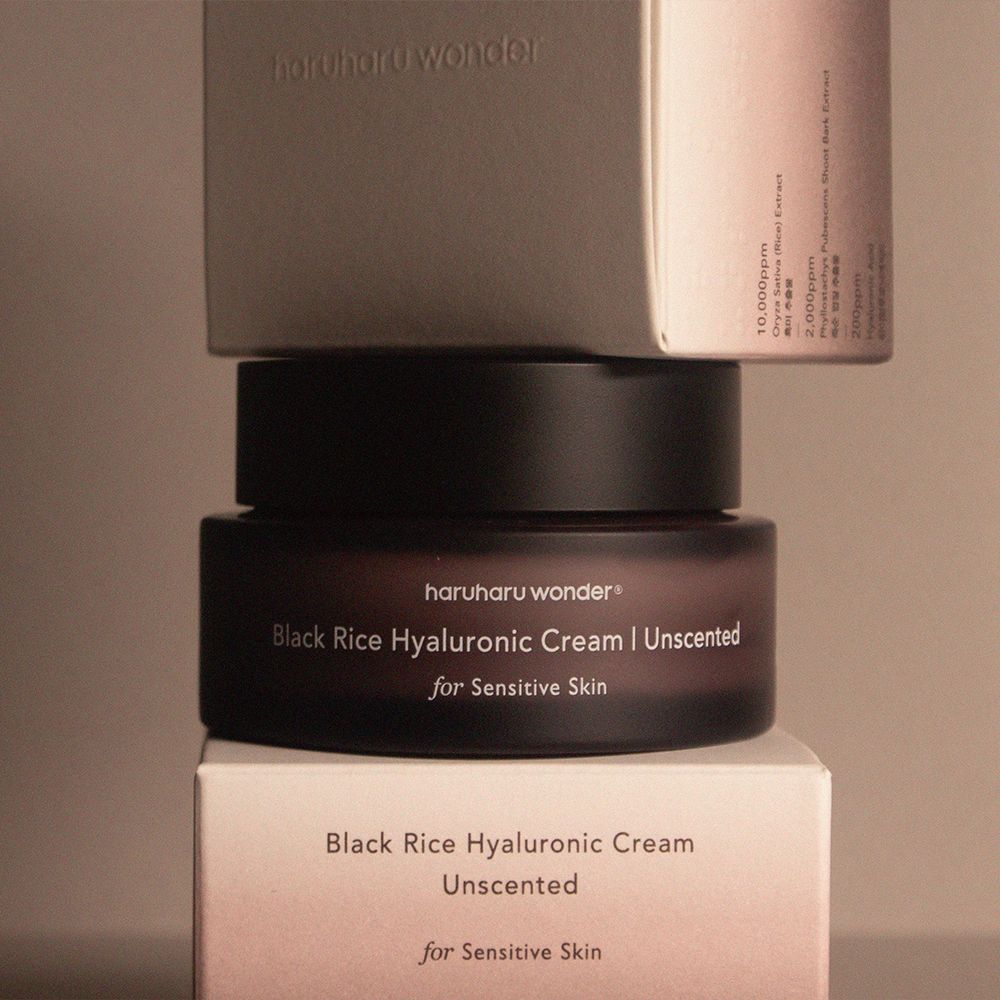 Haruharu Wonder Black Rice Hyaluronic Cream Unscented in dunkler Glasverpackung.