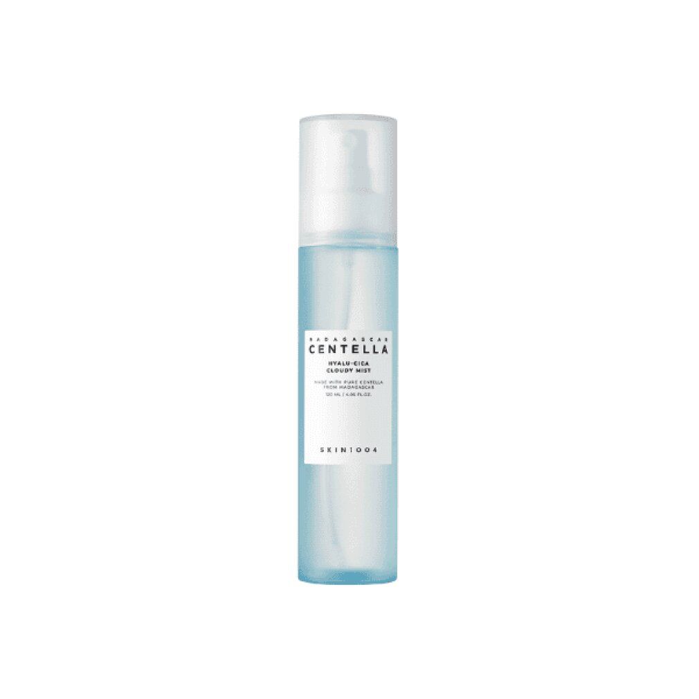 Flasche mit blauem Gesichtsspray auf einem Hintergrund aus blauem Rauch und Wolken.