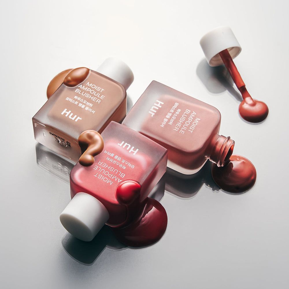 Drei Fläschchen Rouge liegen auf einer Oberfläche. Produkt ist ausgelaufen. Aufschrift: Moist Ampoule Blusher.