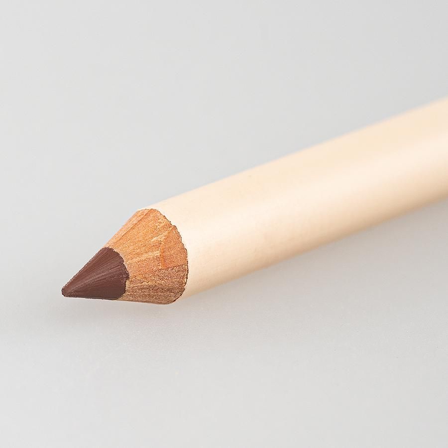 Nahaufnahme der Spitze eines braunen Kajalstifts. Holzschaft, helle Farbe.