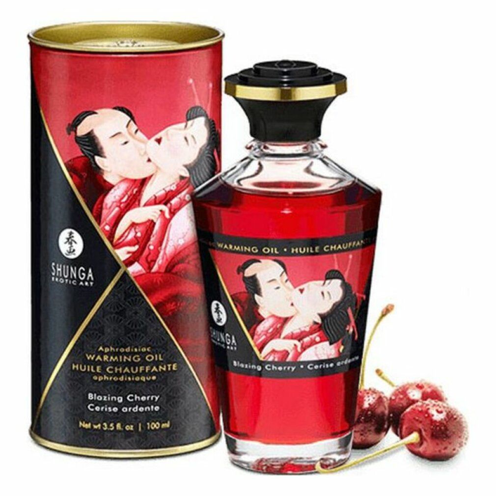 Rote Glasflasche und Dose mit Etiketten. Kirschöl. Aufdruck: Shunga, Blazing Cherry. Kirschen liegen daneben.