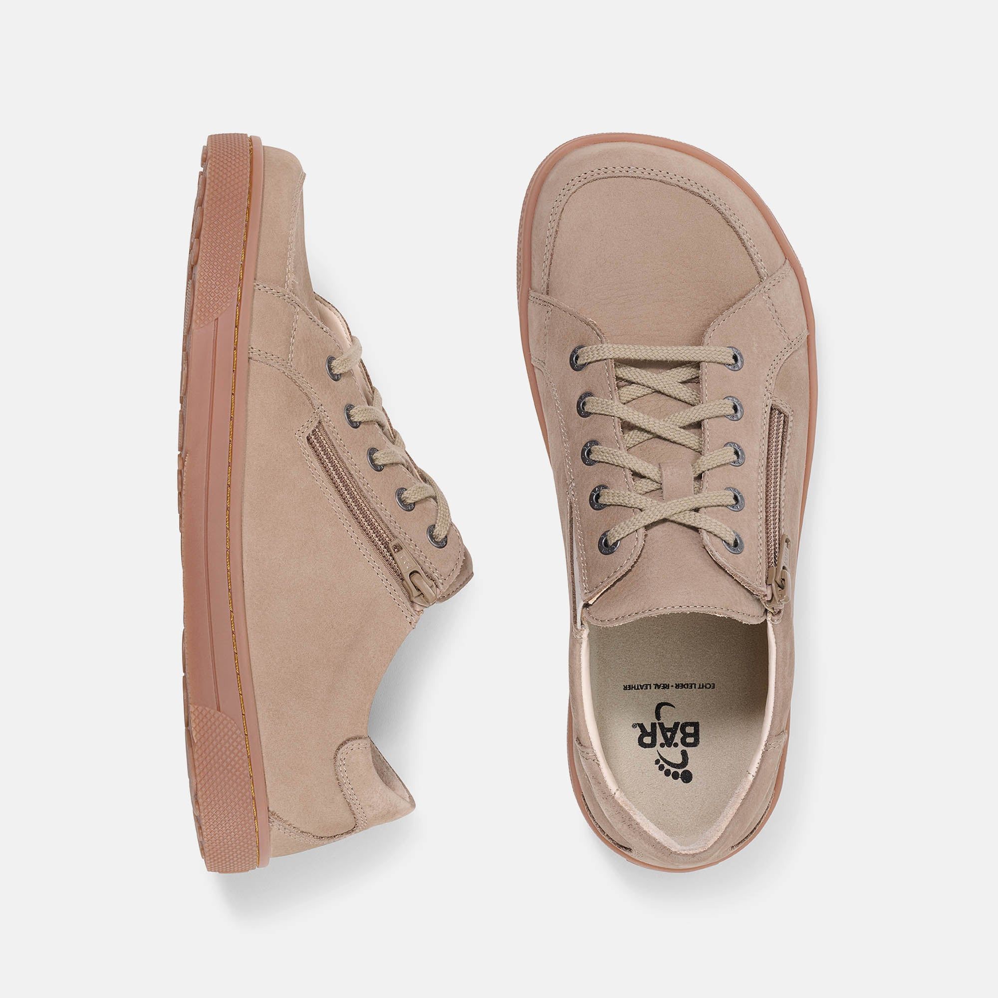 Zwei beige Schnürschuhe. Braune Sohle. Reißverschluss an der Seite. Innen steht BAR. Hellgrauer Hintergrund.