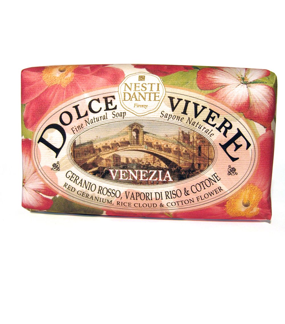 Seife mit floralem Design. Aufschrift: Dolce Vivere Venezia. Enthält Geranium, Reiswolke und Baumwollblüte. Verpackung mit floralem Muster.