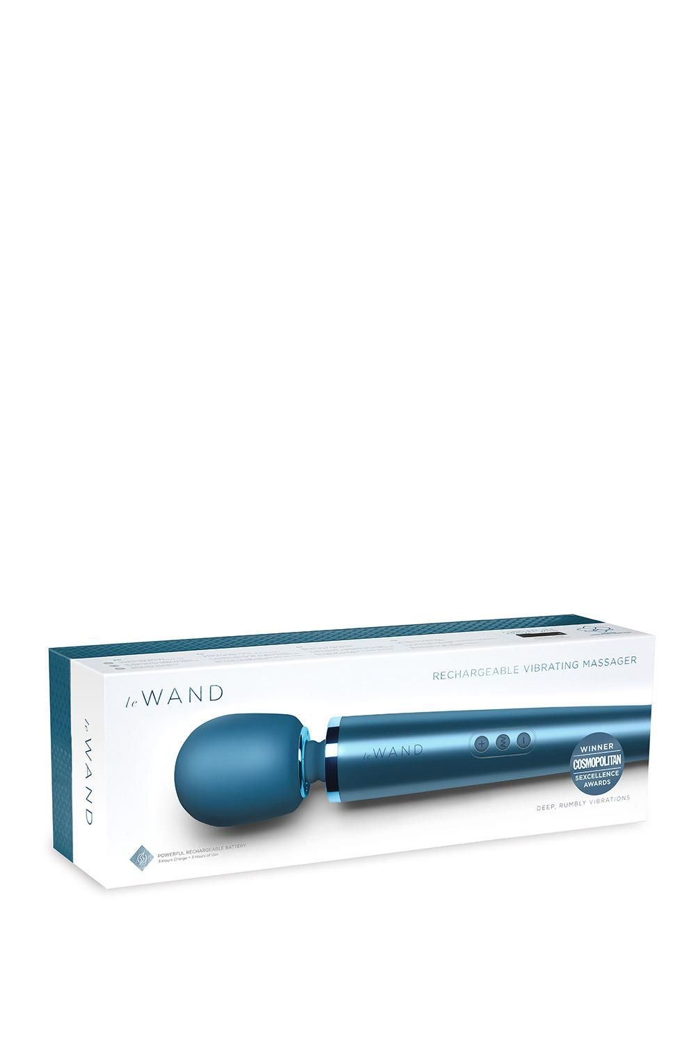 Produktverpackung mit blauem Massagestab. Auf der Verpackung steht "LE WAND" und "Rechargeable vibrating massager".