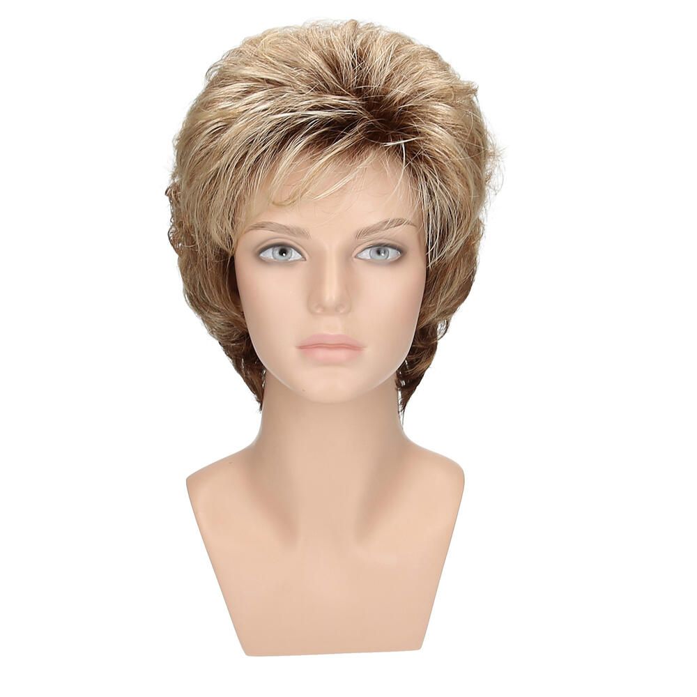 Perücke auf einer Büste. Blond-braunes Haar mit kurzem Schnitt. Frontalansicht.