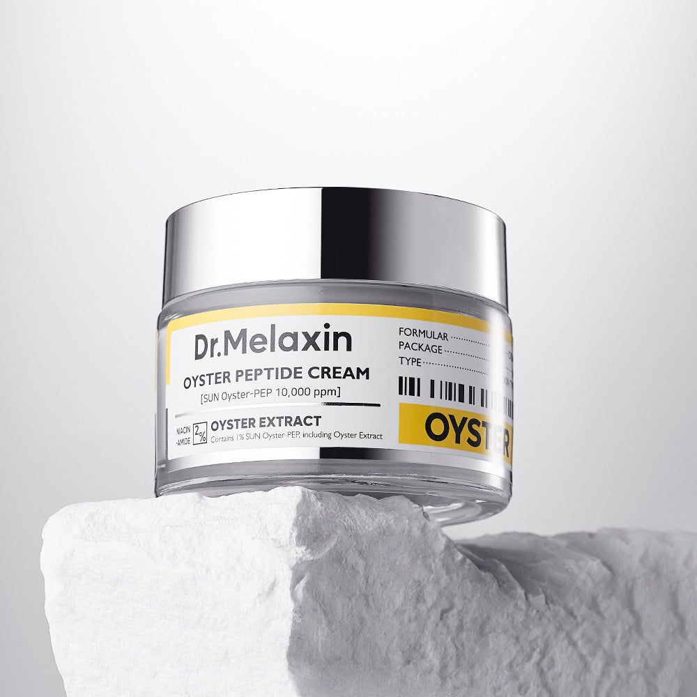 Dr. Melaxin Oyster Peptide Cream auf einem Stein, mit Fokus auf das Etikett.