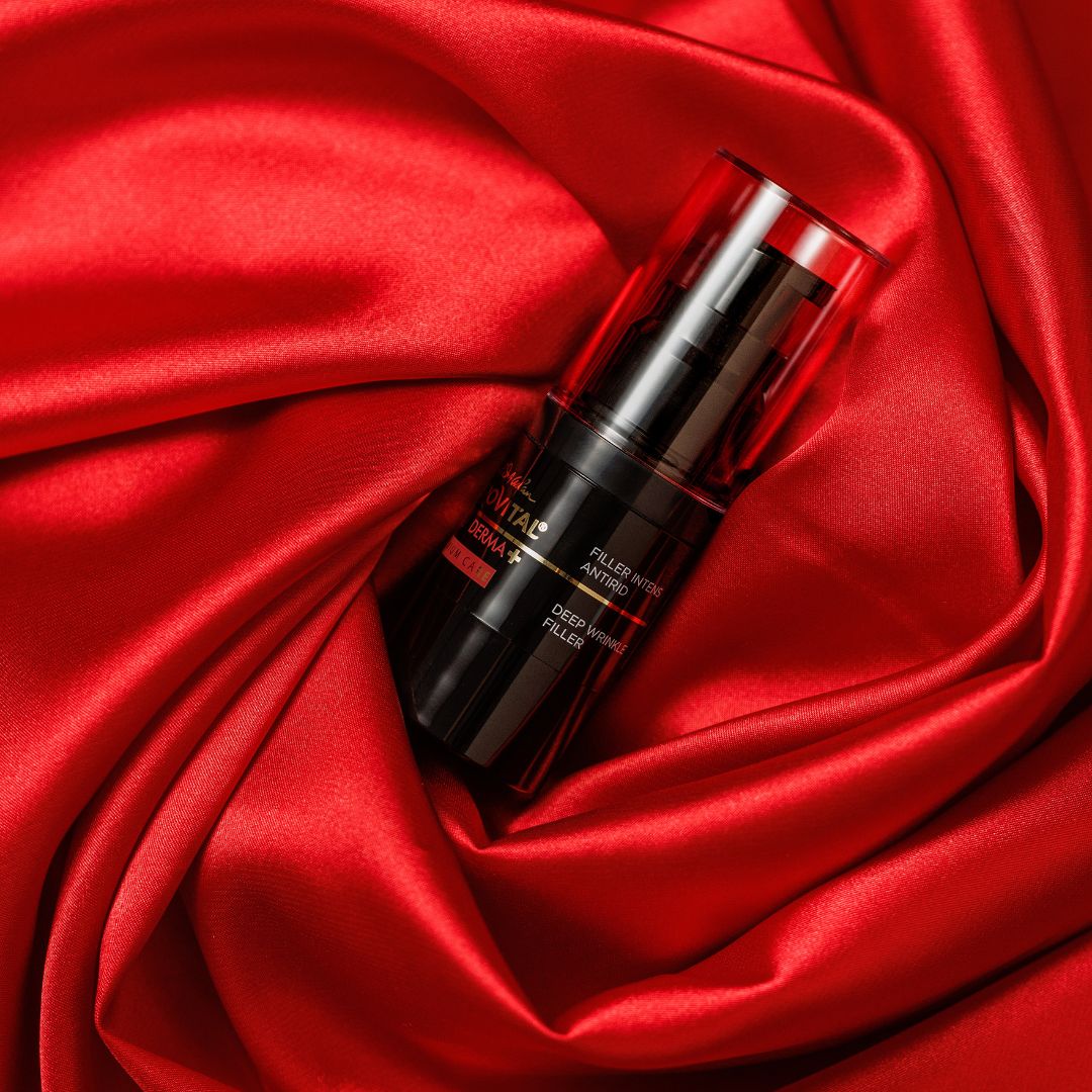 Schwarze Flasche mit Sprühkopf. Produktbezeichnung: Gerovital Derma+ Premium Care. Text: Filler Intens Antirid.
