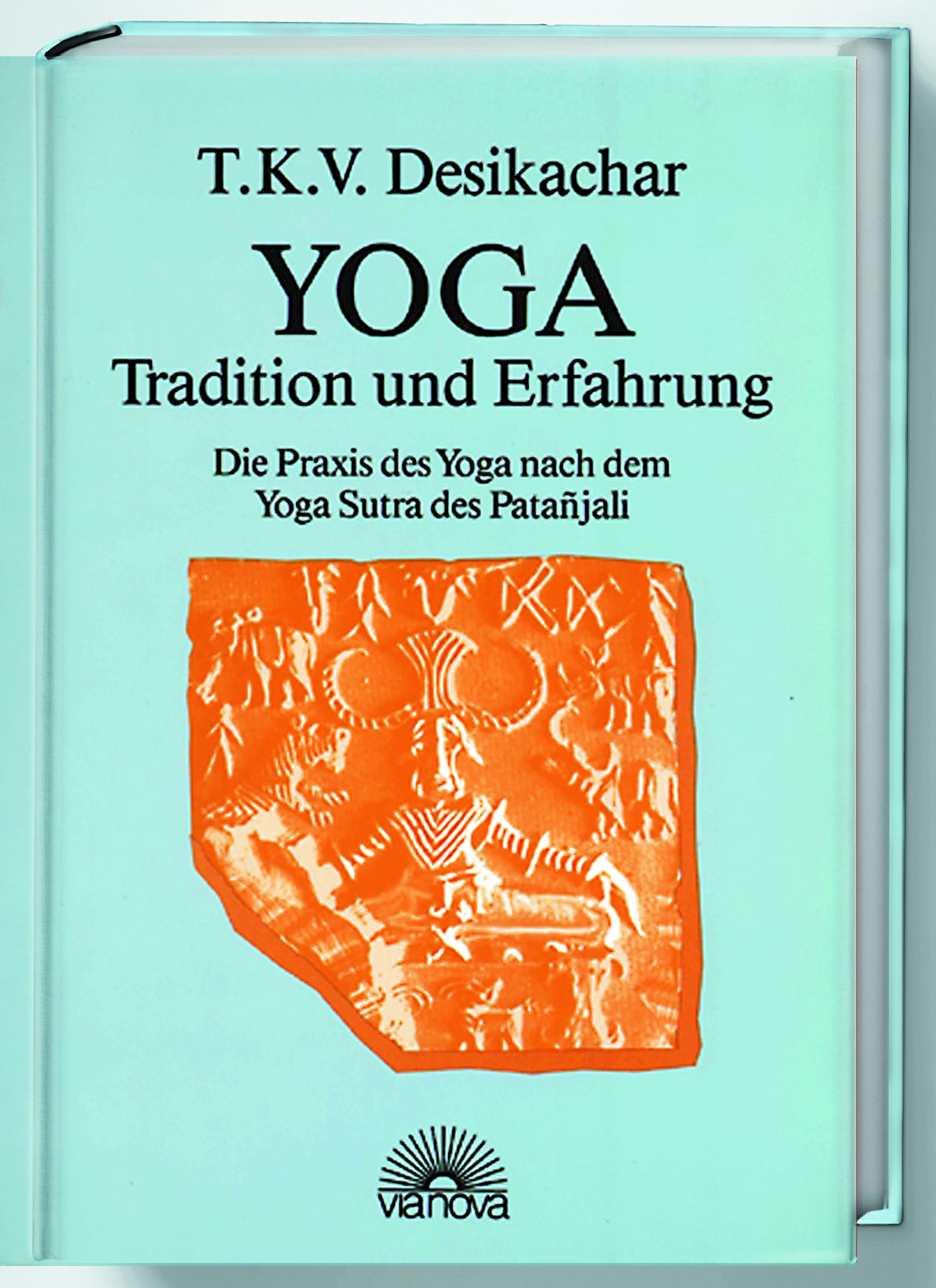 Buch "Yoga-Tradition und Erfahrung" von T.K.V. Desikachar. Hellblauer Einband, orangefarbenes Cover-Design mit Text und Illustration.