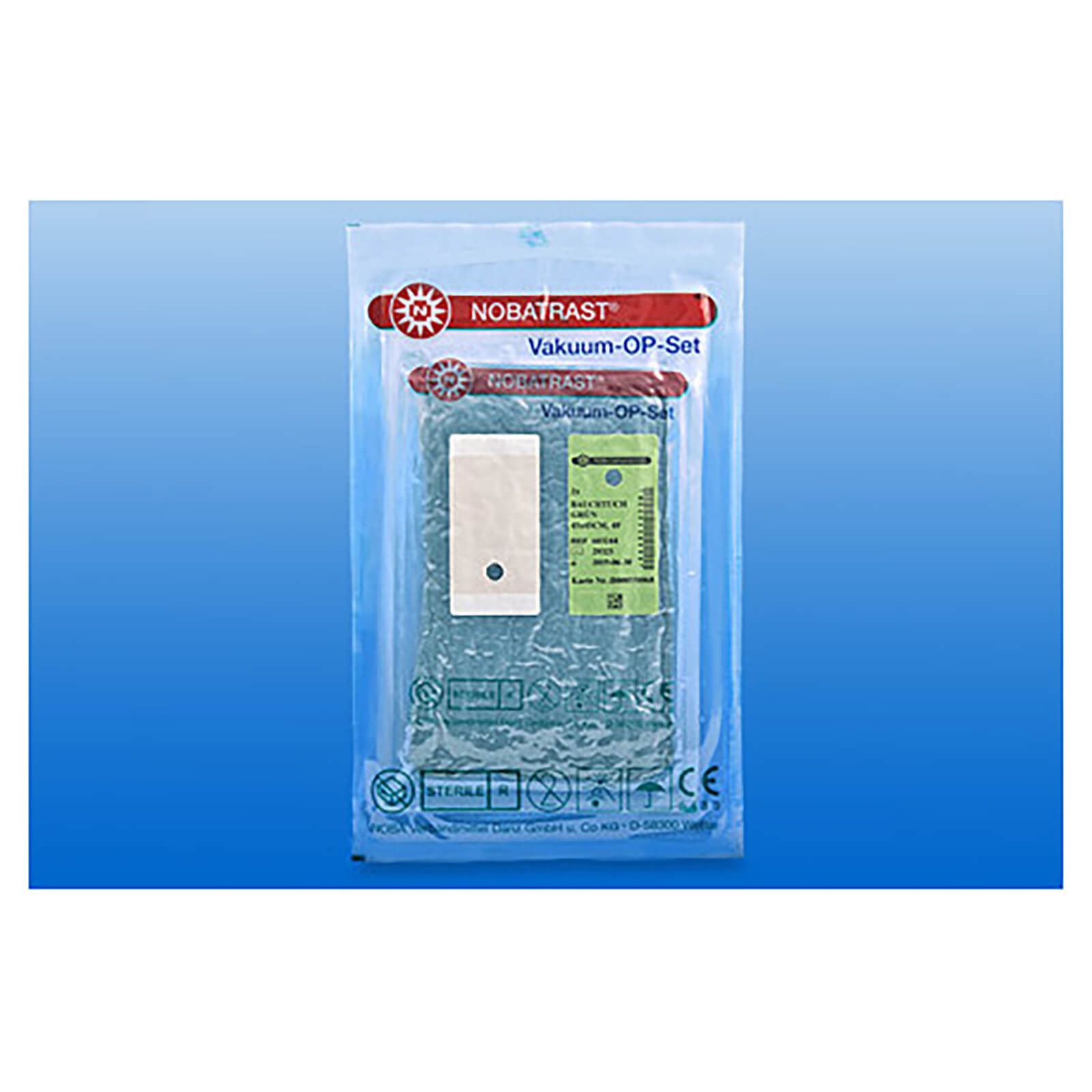 Verpackung mit NOBATRAST Vakuum-OP-Set. Inhalt sichtbar: grünes Tuch, Etikett. Blaue Hintergrund.