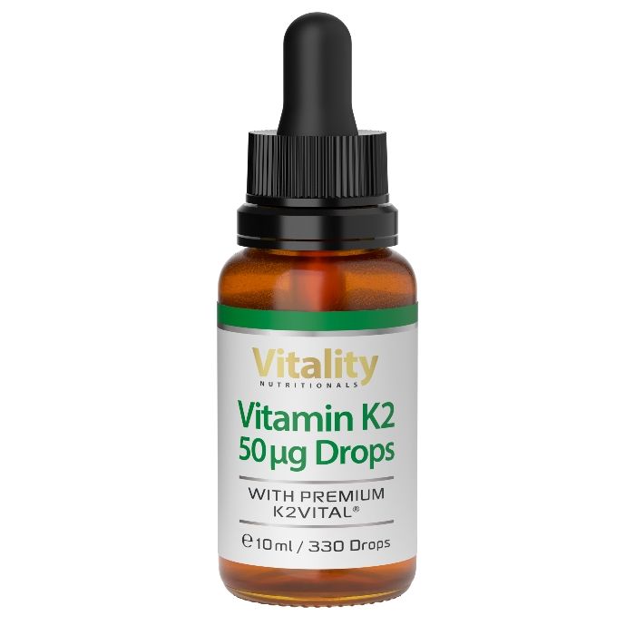 Eine braune Glasflasche mit Pipettenverschluss, gefüllt mit Vitamin K2 Tropfen 50 mcg MK7.
