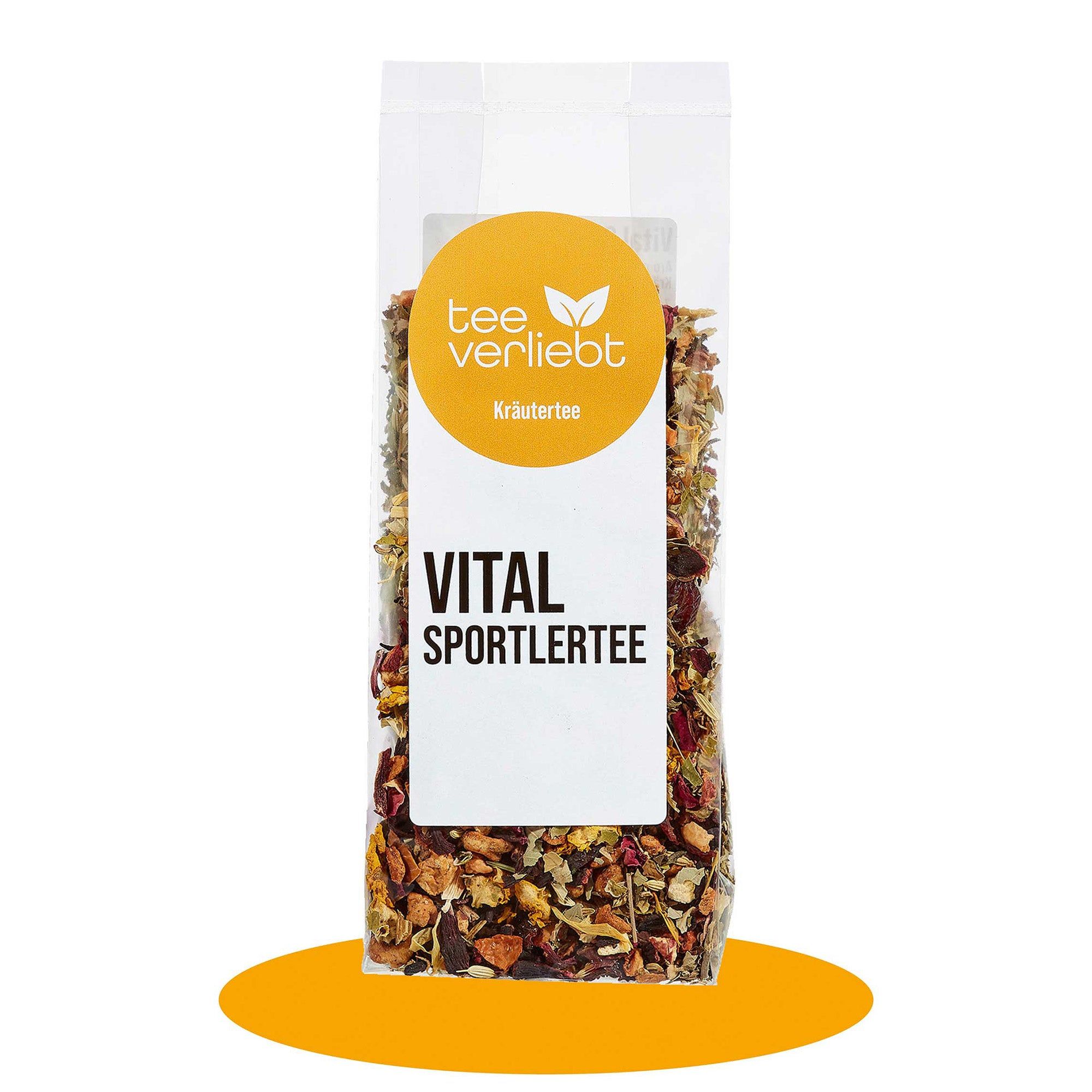 Klare Plastikverpackung mit Kräutermischung. Aufkleber mit "tee verliebt" und "VITAL SPORTLERTEE".