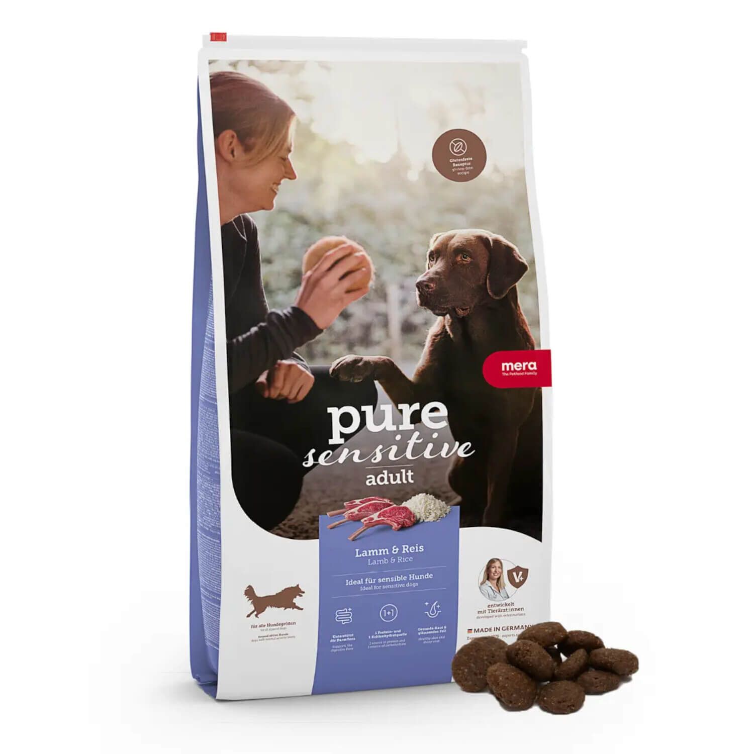 Hundefutter-Beutel mit Produktabbildung. Aufschrift: pure sensitive adult, Lamm & Reis. Marke: mera. Braune Kroketten liegen daneben.
