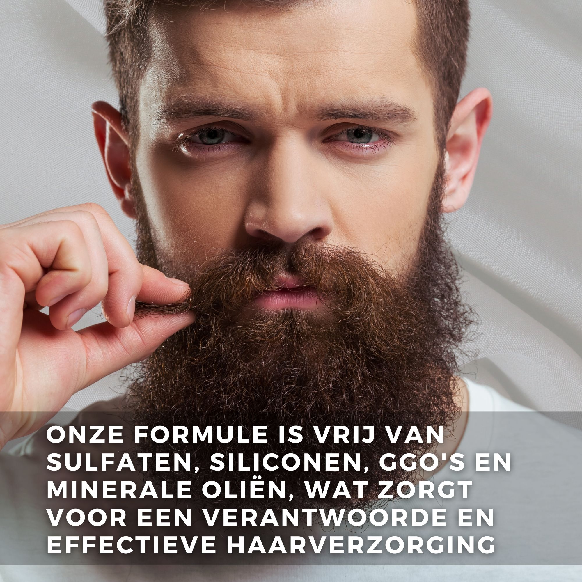Man met baard. Tekst: Onze formule is vrij van sulfaten, siliconen, GGO's en minerale oliën.