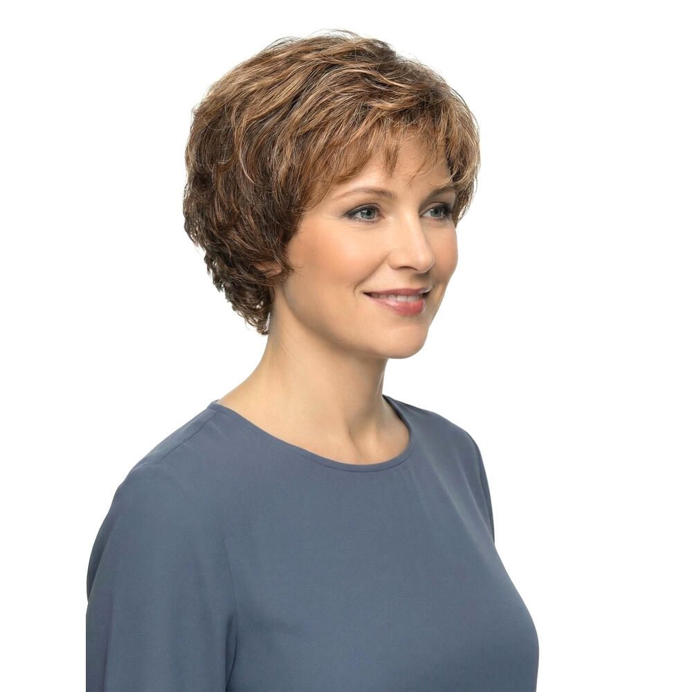 Perücke mit gewelltem, braun-blondem Haar. Kurzer Schnitt mit Pony. Frau trägt blaues Oberteil. Seitenansicht.