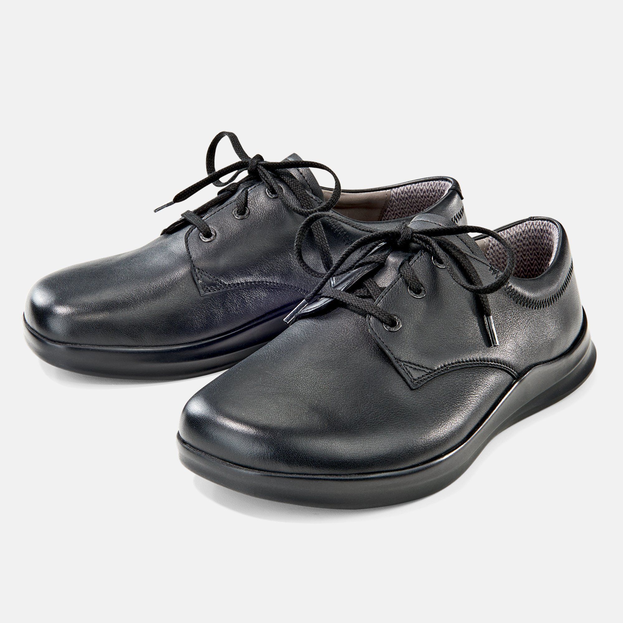 Schwarze Herren-Schnürschuhe. Glattes Leder, Schnürsenkel. Seitliche Ansicht, zwei Schuhe nebeneinander.