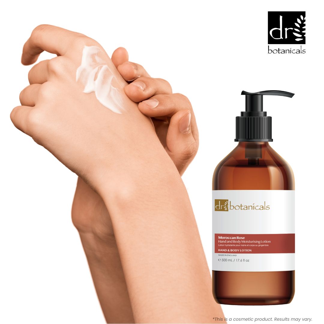 Hände mit Lotion. Braune Flasche mit schwarzem Pumpverschluss. Text: Moroccan Rose Hand & Body Moisturising Lotion. Logo: dr botanicals.