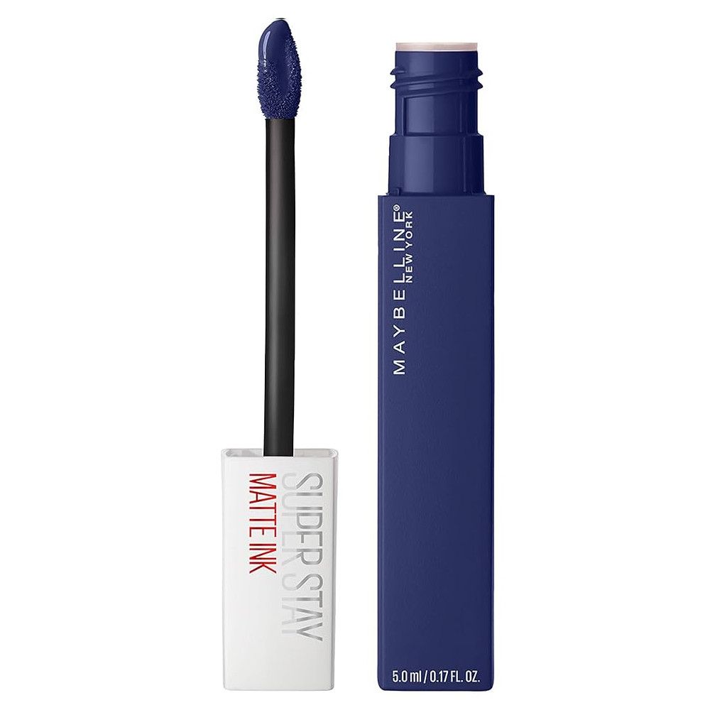 Flüssiger Lippenstift, dunkelblau. Geöffnete Tube mit Applikator. Aufschrift: Maybelline New York, Super Stay Matte Ink.