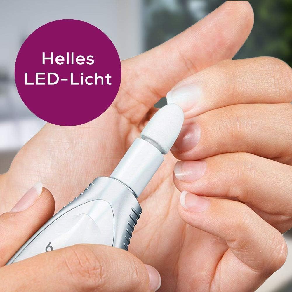 Nagelfeile in Anwendung. Weißes Gehäuse mit grauen Bedienelementen. Hände halten das Gerät. Text: Helles LED-Licht.