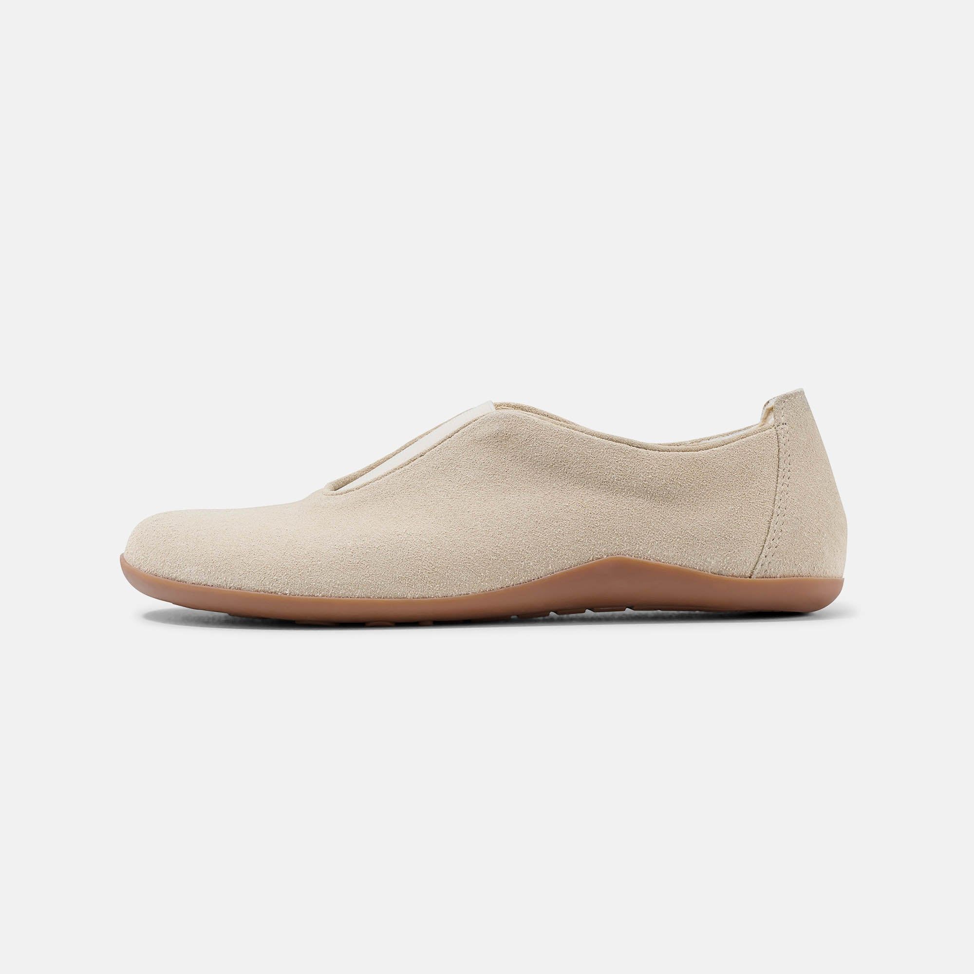 BÄR Myla Damen Slipper, beige Wildleder, breite Passform, schräg von vorne.