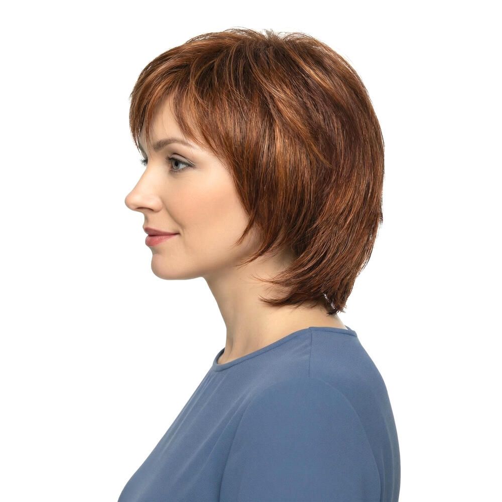 Kurzhaarperücke, rotbraun. Frau mit blauem Oberteil. Profilansicht.