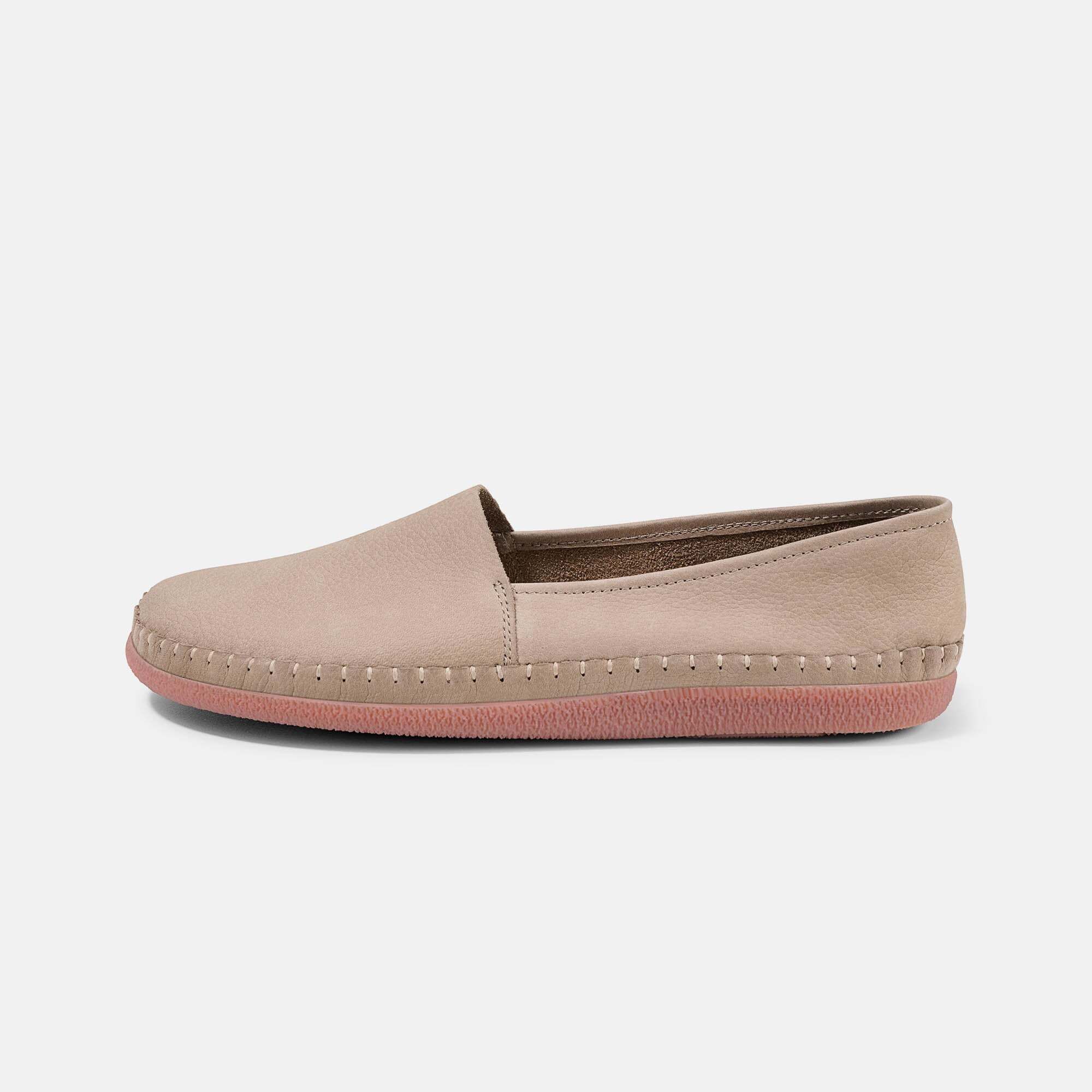 BÄR Charlie Unisex Slipper, beige, Leder, breite Passform, von der Seite gezeigt, mit rosa Sohle.