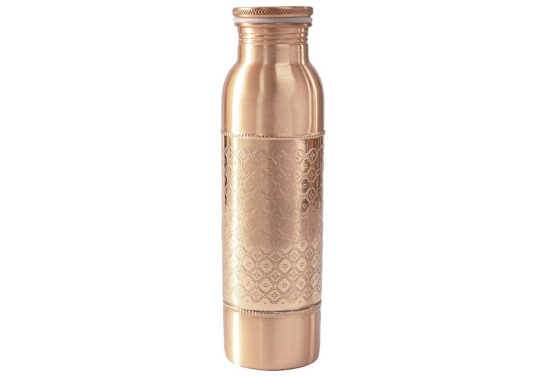 Kupferflasche mit Mosaikmuster. Zylindrische Form, kupferfarben. Deckel und unterer Teil glatt, mittlerer Teil mit Muster.
