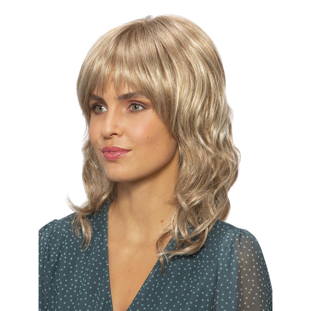 Perücke mit Pony und gewelltem Haar. Blond mit helleren Strähnen. Seitenansicht.