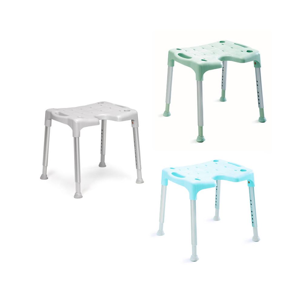 Duschschemel in drei Farben: Weiß, Grün und Blau. Höhenverstellbare Beine. Sitzfläche mit Aussparung.