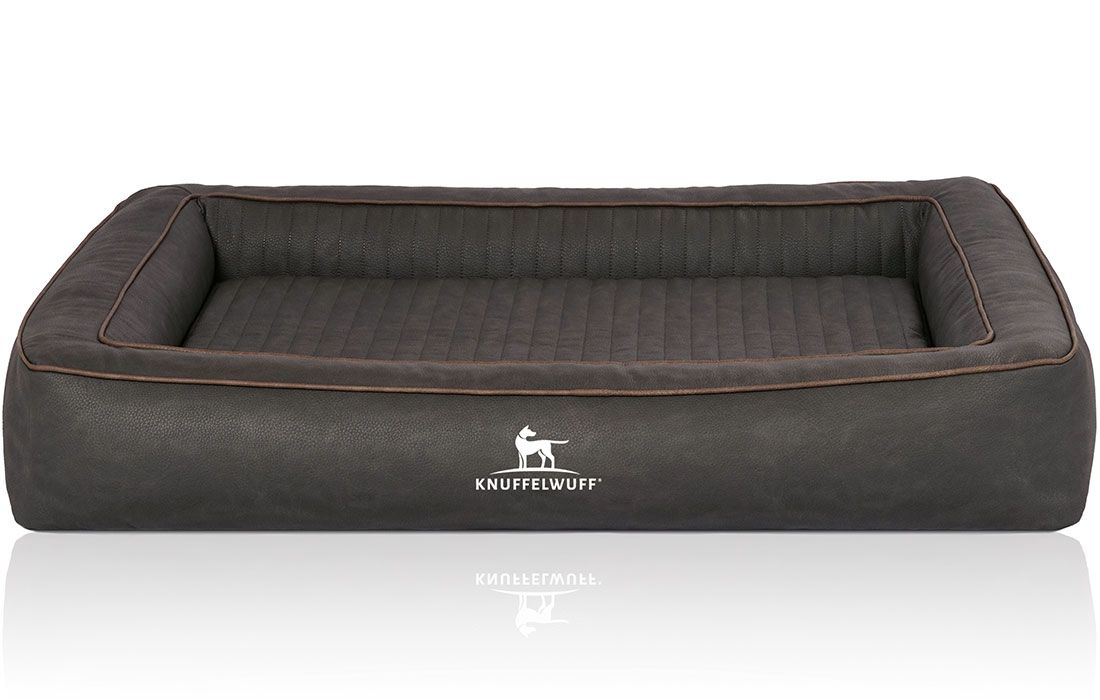 Orthopädisches Hundebett Montego, rechteckig, grau mit braunen Akzenten. Erhöhte Seiten, gesteppte Liegefläche. Knuffelwuff Logo.