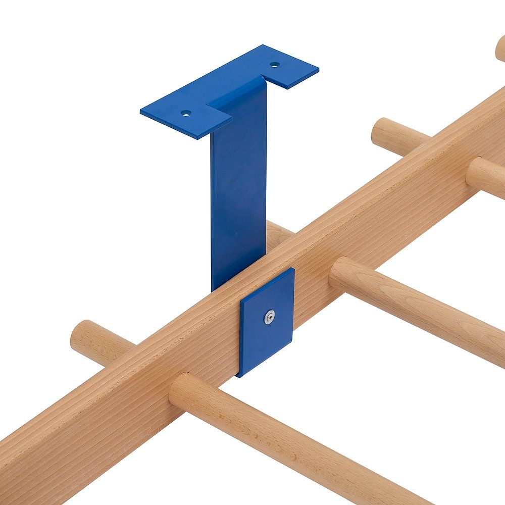 Blaues Metall-Befestigungselement an Sprossenwand. Holzsprossen. Detailaufnahme.