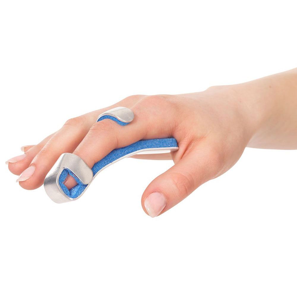 Fingerorthese mit blauem Schaumstoff und silberfarbenen Metallteilen. Sie wird an einem Finger getragen.
