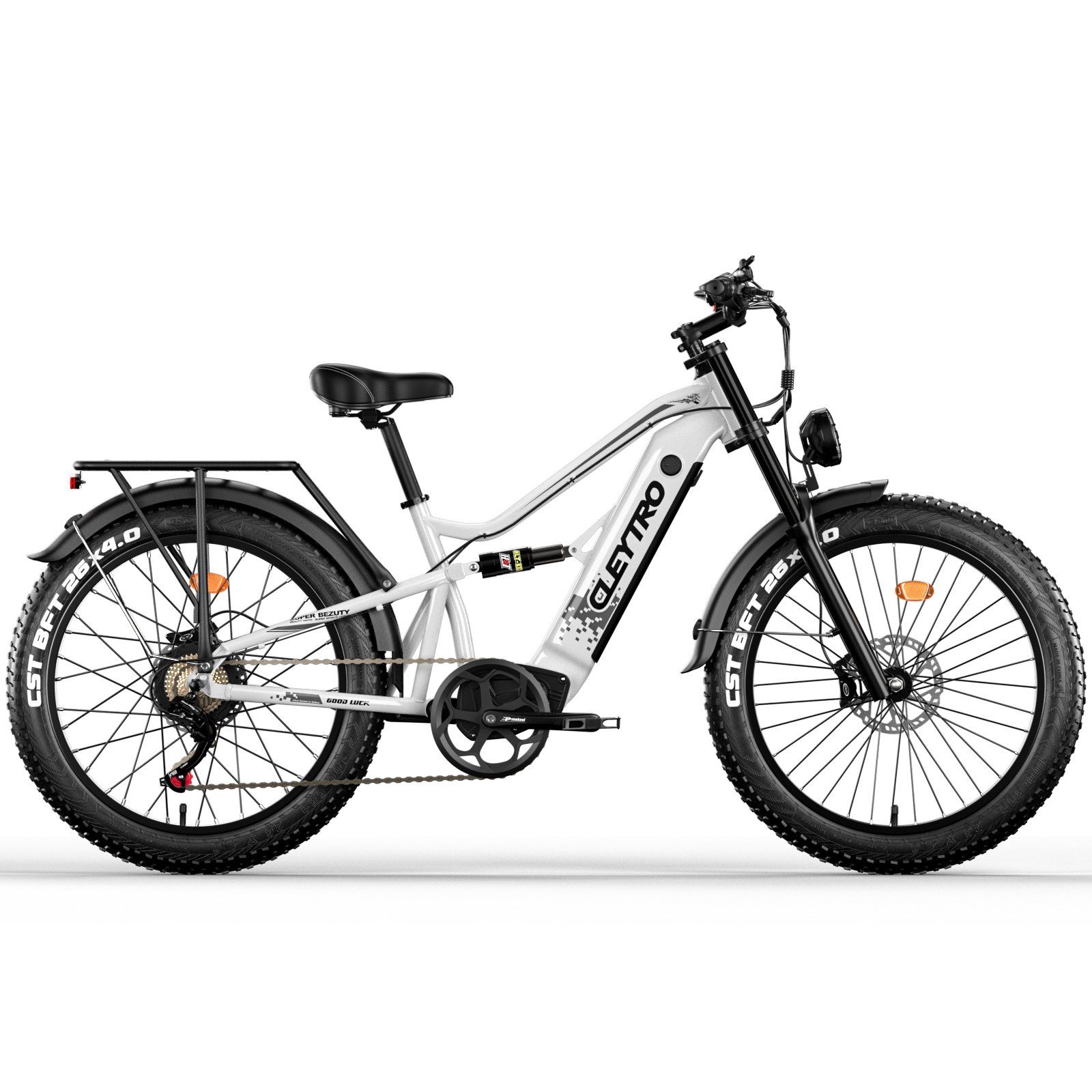 Weißes E-Mountainbike mit Gepäckträger. Schwarze Reifen und Details. Marke Cleytro. Große Reifen, Federung.