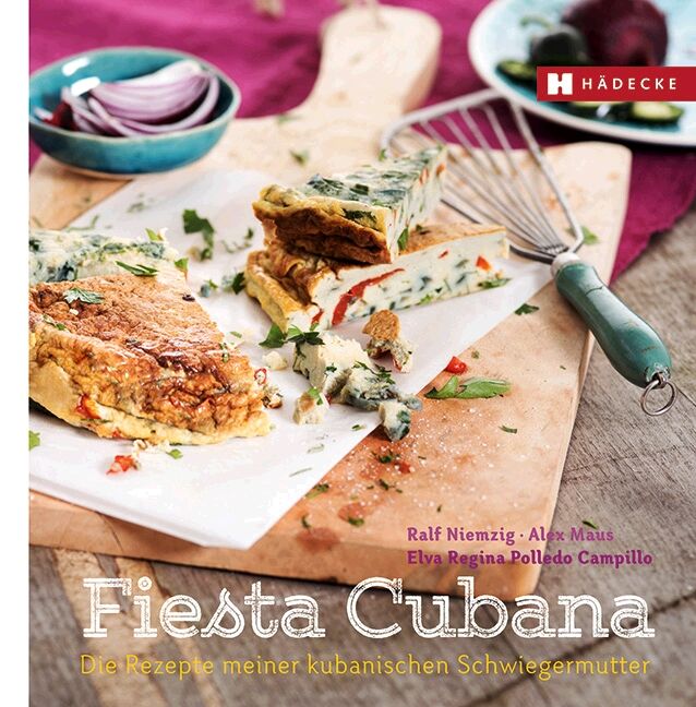 Kochbuch "Fiesta Cubana" mit Rezepten. Auf einem Holzbrett liegen Kuchenstücke. Logo HÄDECKE.
