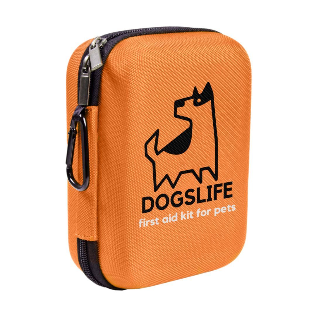 Orange Erste-Hilfe-Kit mit Reißverschluss und Karabinerhaken. Aufdruck: DOGSLIFE, Erste-Hilfe-Kit für Haustiere. Schwarzer Reißverschluss.