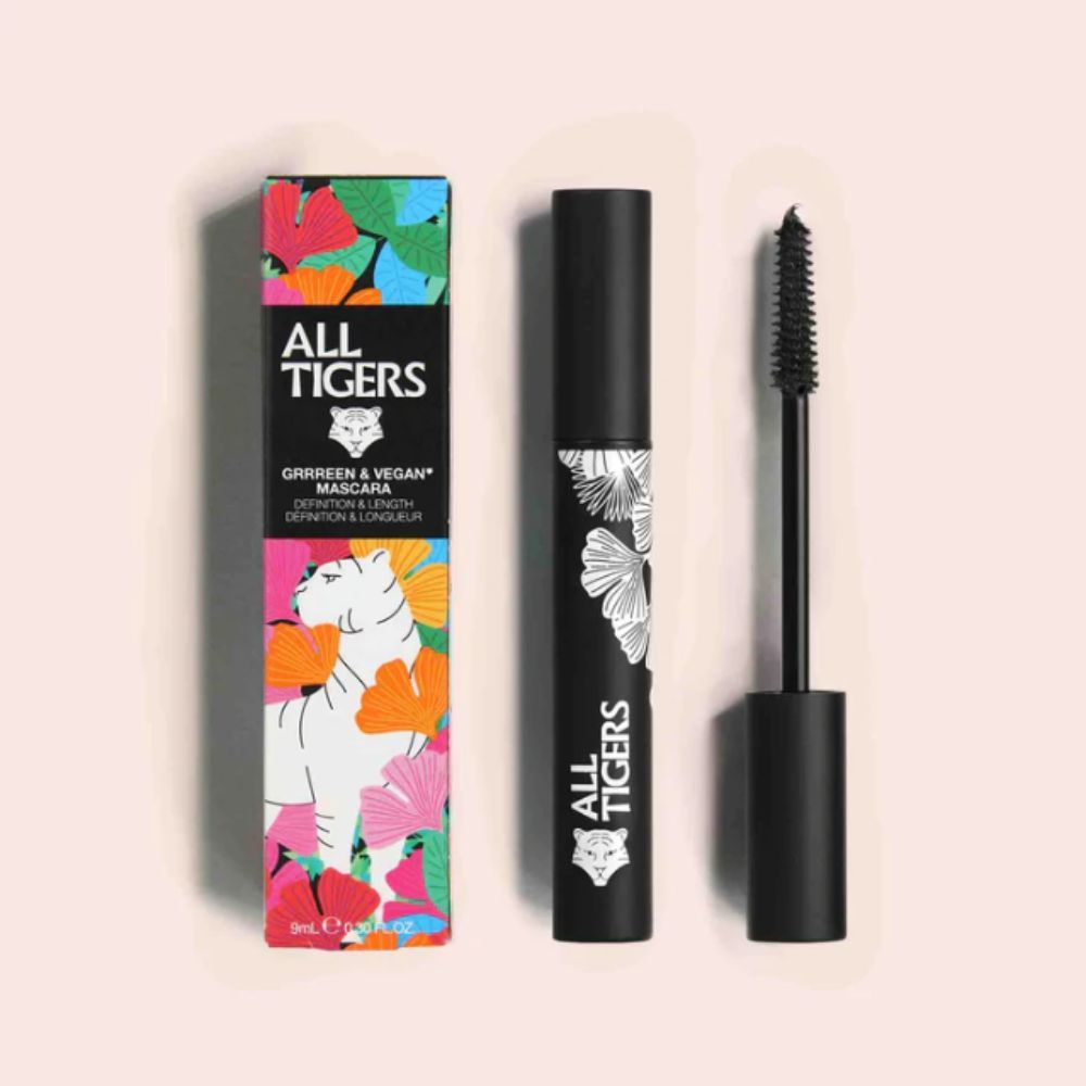 Mascara mit Verpackung. Schwarze Tube mit Logo und Blätter-Design. Verpackung mit Logo, Blättern und Text.