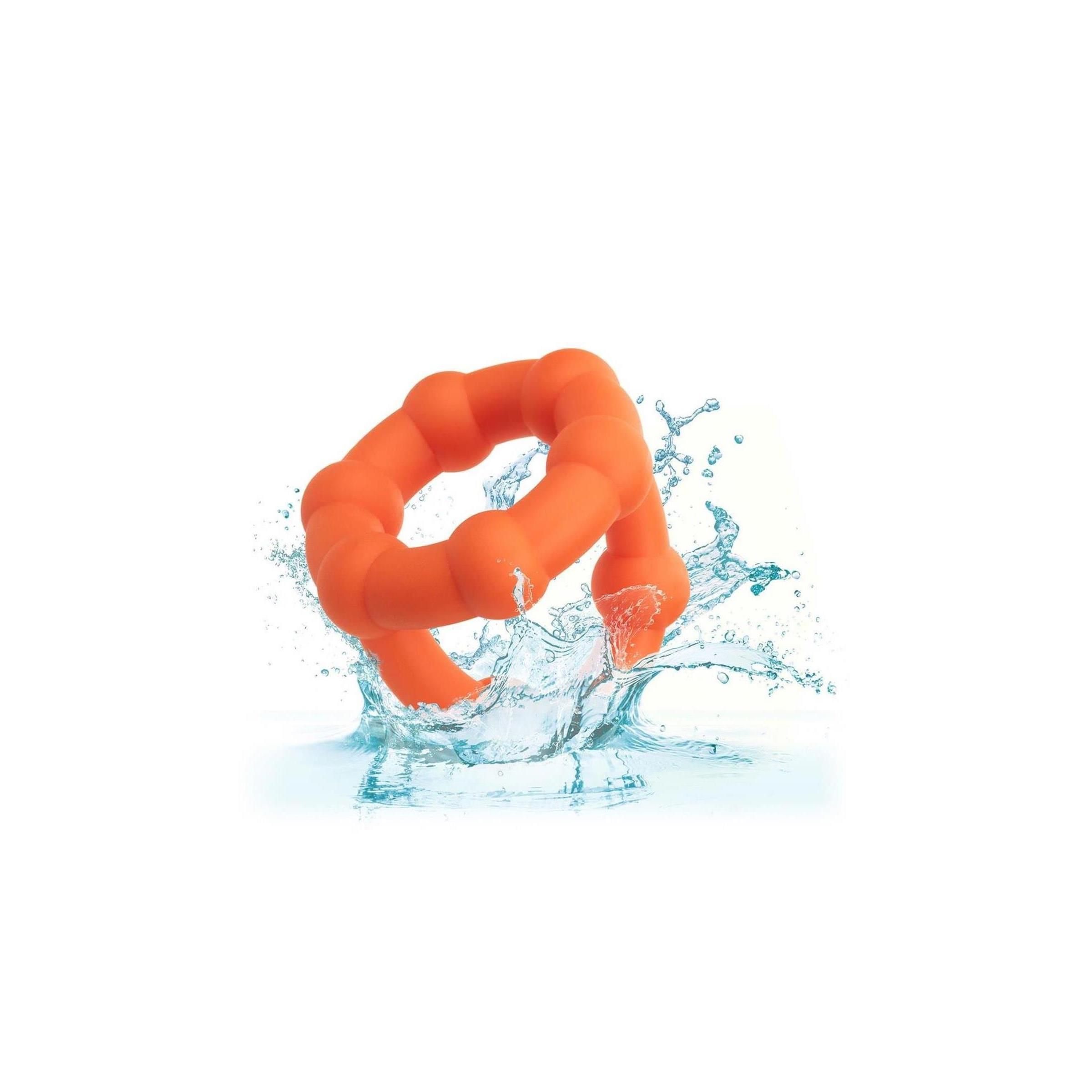 Oranger Ring im Wasser. Spritzer. Geschwungene Form.