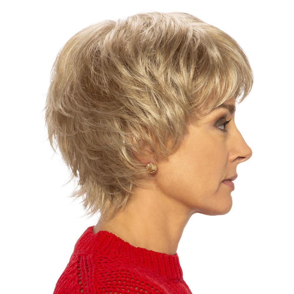 Perücke Mary von Lofty, blond, kurze Frisur. Frau im Profil, rotes Oberteil.