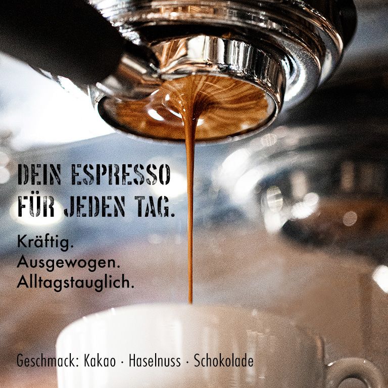 Milch wird in einen Espresso gegossen, um Latte Art zu erzeugen.