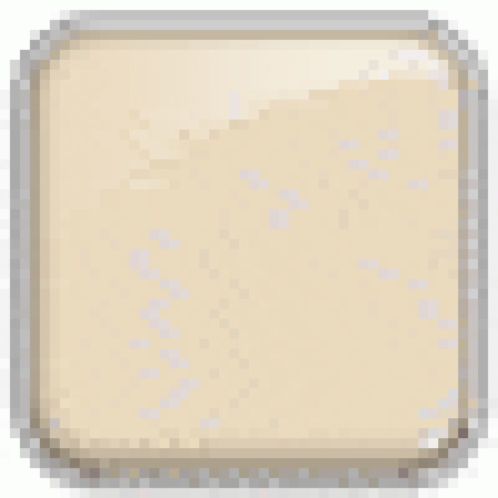 Quadratische, beige Fläche in einer silbernen Dose. 