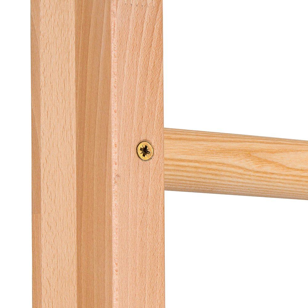 Detail der Sprossenwand. Holzsprosse mit Schraube im Holzrahmen befestigt. Holzstruktur sichtbar.