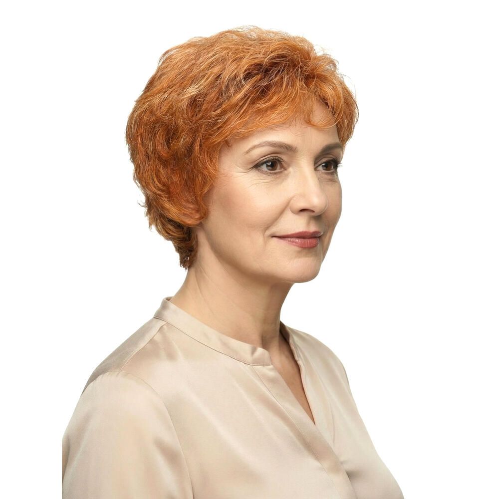 Frau mit rotbrauner Perücke. Kurzer, gewellter Schnitt. Blick zur Seite. Trägt ein beiges Oberteil.