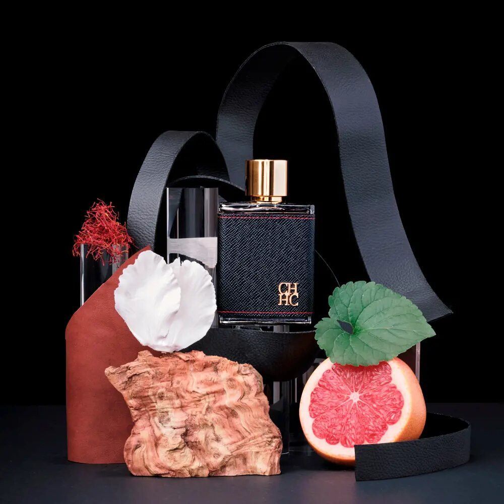 Carolina Herrera CH Men Eau de Toilette Spray in einer Komposition mit Grapefruit, Blättern und Holz.