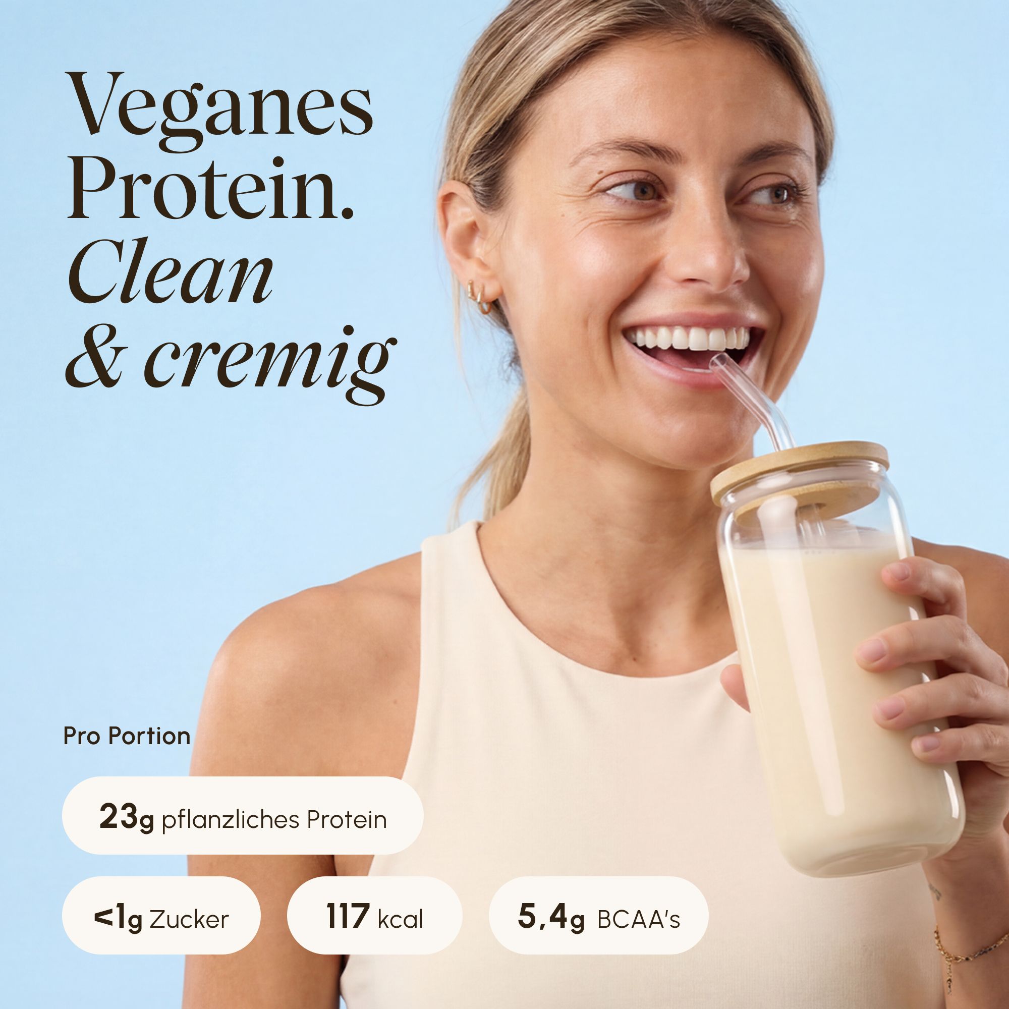 Frau trinkt Proteinshake. Text: "Vegan Protein. Clean & cremig". Angaben: 23g Protein, <1g Zucker, 117 kcal, 5,4 BCAA's.