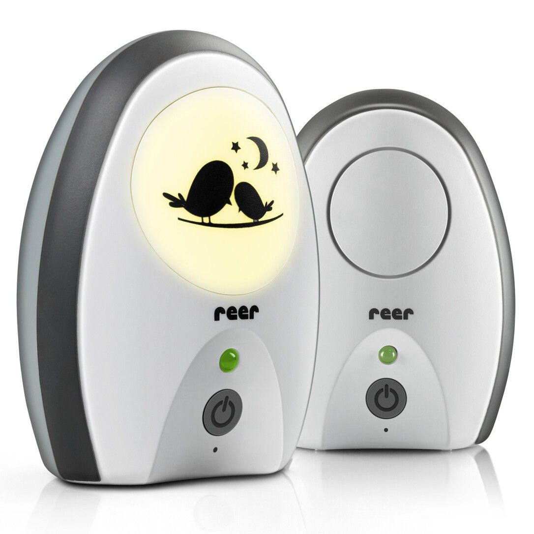 Babyphone Rigi Digital. Zwei Geräte, weiß mit grauem Rahmen. Auf einem Gerät Nachtlicht mit Vögeln. reer-Logo. Knöpfe.