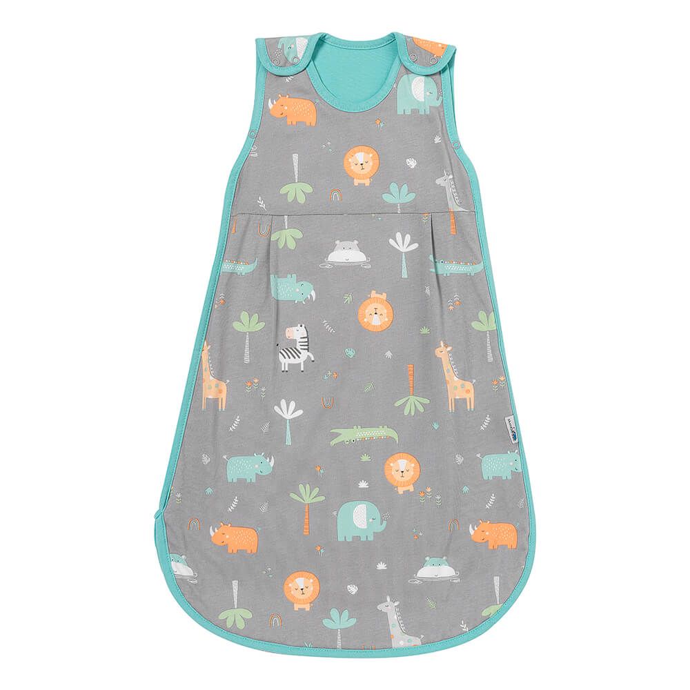 Grauer Babyschlafsack mit Safari-Muster. Türkisfarbene Einfassung und Druckknöpfe. Reißverschluss an der Seite.