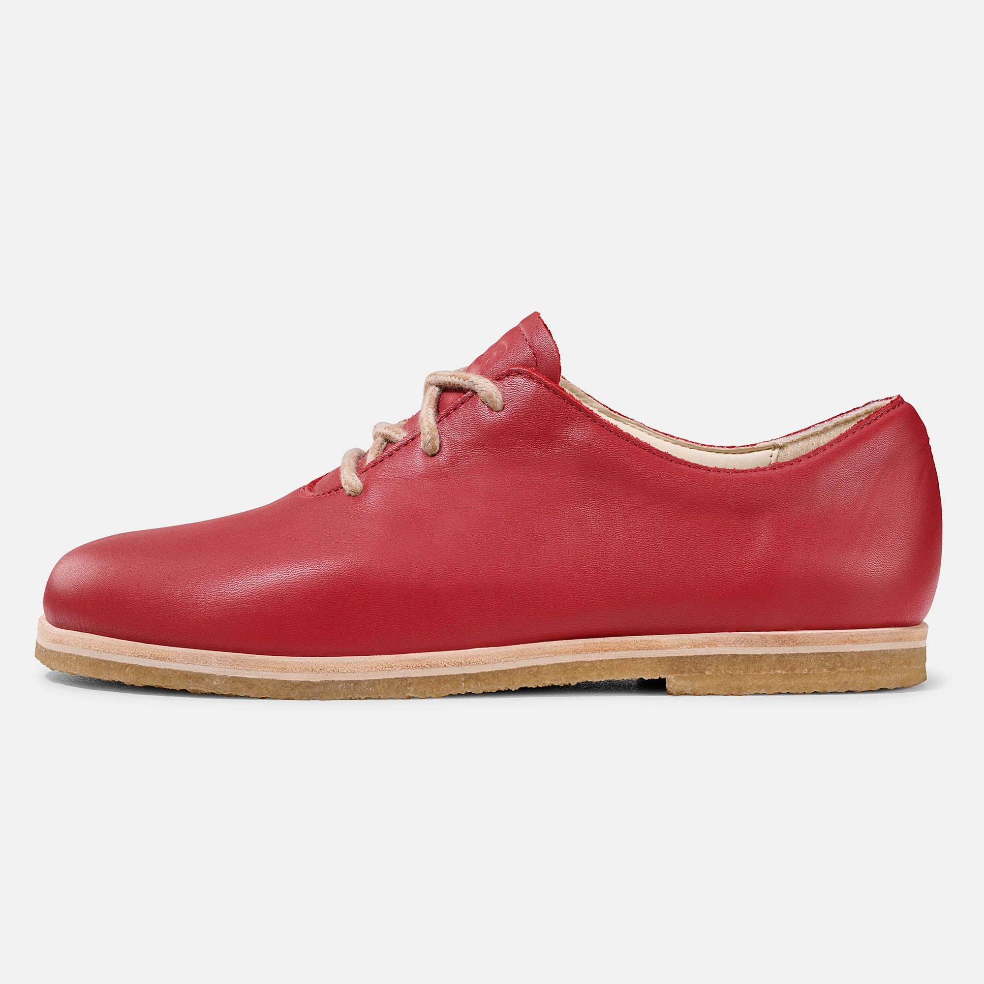 Roter Schnürschuh. Hellbraune Schnürsenkel. Helle Sohle. Ansicht von der Seite.