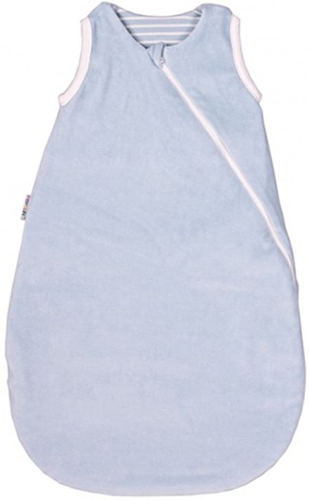 Hellblauer Babyschlafsack mit Reißverschluss und weißem Saum. Innenseite mit Streifenmuster. Ärmellos.
