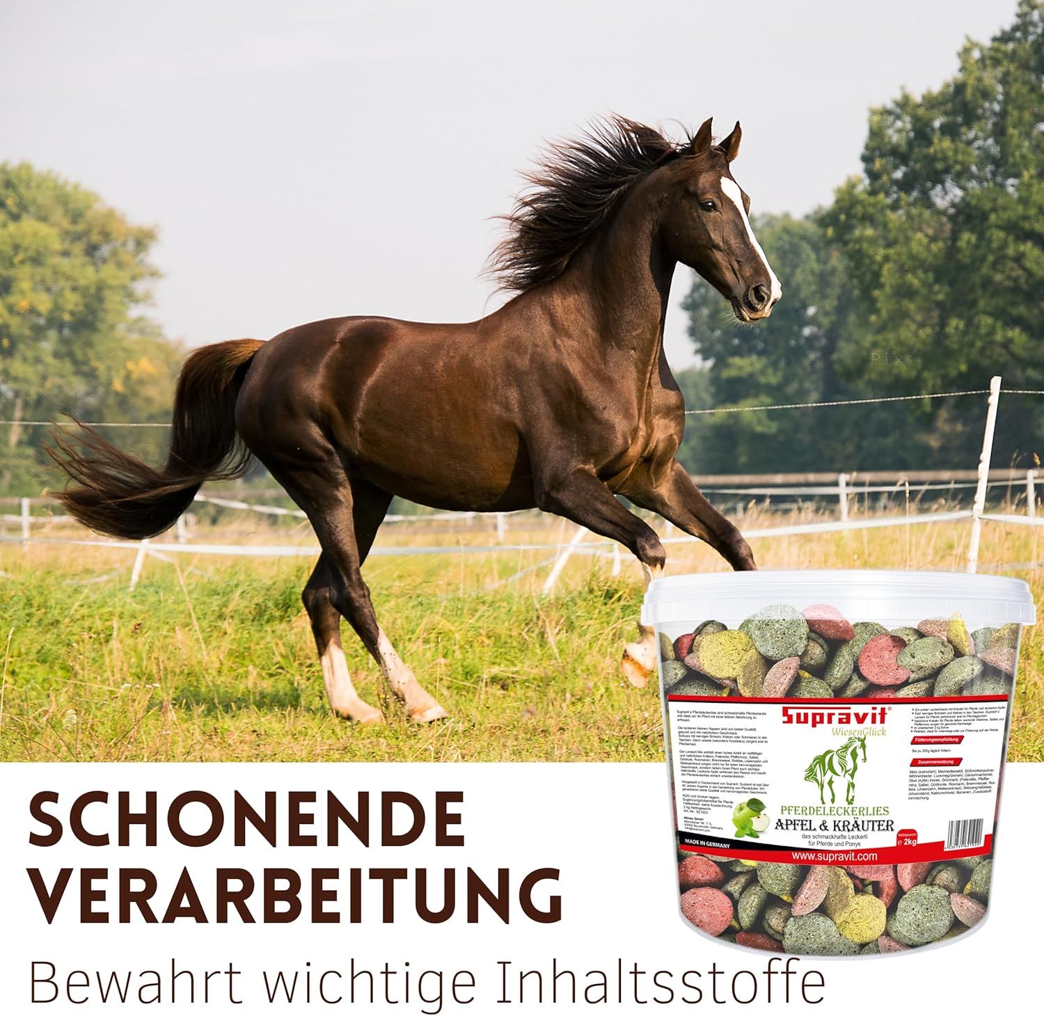 Ein Pferd rennt auf einer Wiese. Rechts ein Eimer mit Leckerlis. Text: Supravit, Apfel & Kräuter.