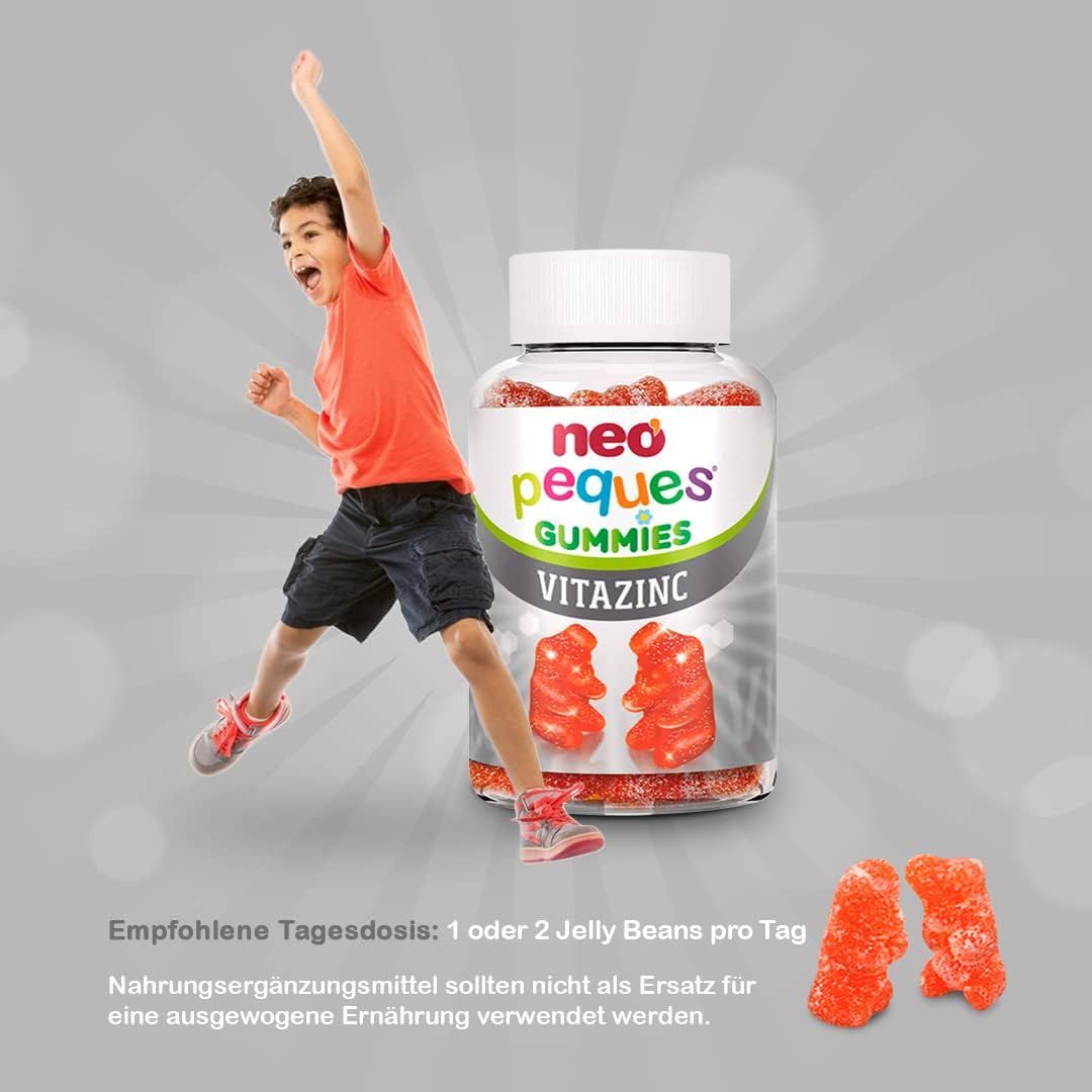 Junge springt vor einer Flasche Neo Peques Gummies Vitazinc. 2 Gummibärchen am Boden. Empfohlene Tagesdosis: 1 oder 2 Jelly Beans pro Tag.